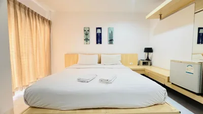 Camera matrimoniale con balcone — Urban Patong Residence