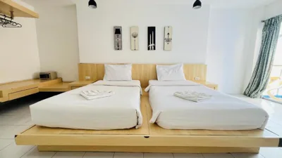 Camera doppia con letti singoli e balcone — Urban Patong Residence